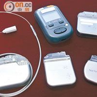 深腦刺激術的裝置包括電流器及細小電線，電流器分別有需更換電池的款式及體外充電款式。