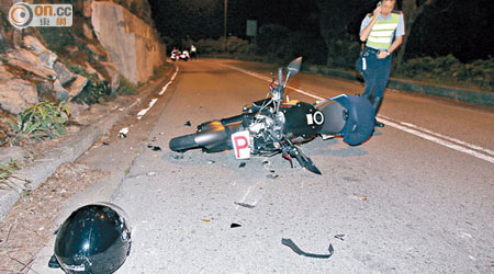 肇事電單車損毀嚴重。（張曉楠攝）