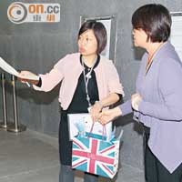 秘書處職員用個印有英國國旗圖案嘅紙袋到上海。（袁志豪攝）