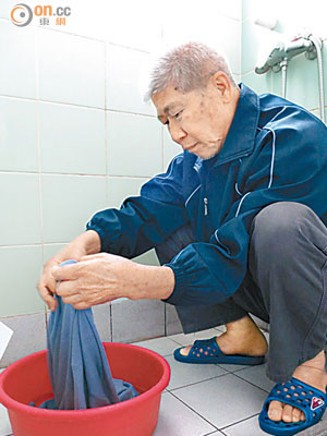 彭伯每日要以手洗淨衣物。