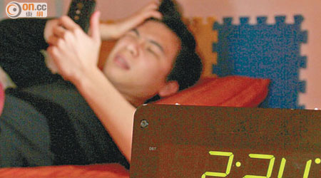醫生呼籲市民避免在床上用手機。（資料圖片）