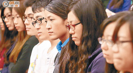 香港註冊配藥員學會成員專心聽取學會講解獲取專業資格的準則。（霍力誥攝）