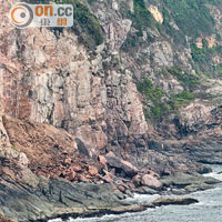 今日<br>經過海水侵蝕和風化，崖底積聚大量碎石，令山崖更險峻。