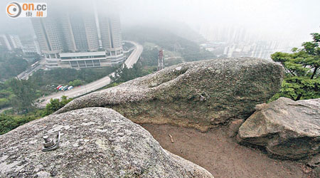 飛鵝山的天然岩石上滿布「葉片」，破壞天然景觀。