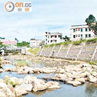 蠔涌河改善工程保留了河床的天然物料。