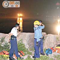 水警輪在海面搜索，消防員及警員在岸邊無所獲。