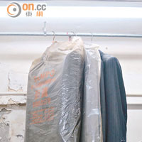 衣物不時沾上掉落的牆灰，經營衣物加工場的租戶生意大受影響。
