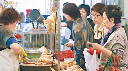 九龍城街市兩雞檔照常營業，零售價每斤介乎四十元至六十元，但亦不乏買雞的市民。（何天成攝）