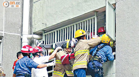 消防員和救護員由平台將墮樓少女救回。（吳欽旺攝）