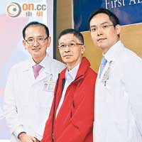 潘冬平（左）及陳智仁（右）引入全新肝腫瘤切除手術，幫助病人招先生（中）重獲新生。（盧智燊攝）