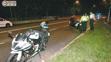 李的電單車（前）與綿羊仔電單車泊在路旁，警員在場調查。