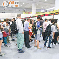 香港入境處昨開放羅湖管制站所有櫃位及e道疏導出境人潮。
