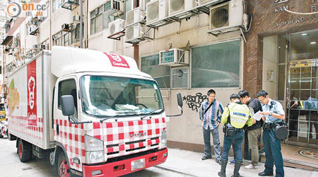 運送麵包貨車停於路旁，警方進行調查。（馬竟峯攝）