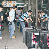 警方檢獲大批燒錄機等器材。