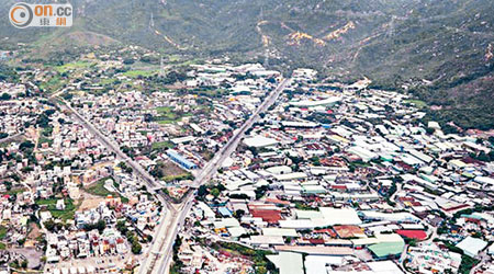 元朗南現時布滿露天貨場，規劃署擬發展成九萬多人口的小市鎮。