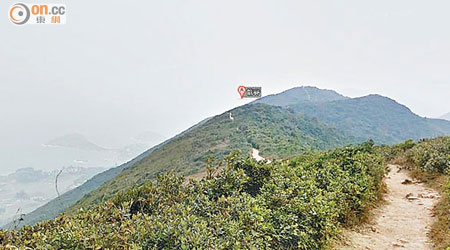 拍攝員Raf揹着「街景背包」走遍本港廿三個景點，包括龍脊等地。（何天成攝）