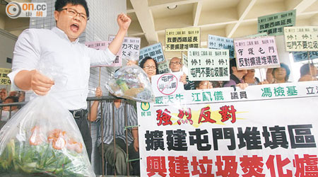 近百名示威者在場「恭候」黃錦星，有人更向局長送上垃圾袋抗議。