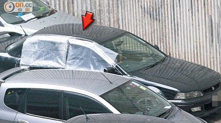 被截獲私家車（箭嘴示）的兩個車窗被警員用警棍打破。（曾紹良攝）