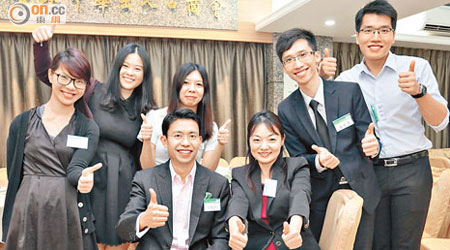黃夢瑩（右坐者）及做創業評審的偉業金融集團執董何智明（左坐者），與一班青年創業得獎者交流。（徐家浩攝）