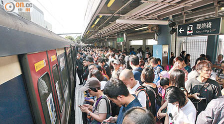 九龍塘<br>在列車停駛期間，月台遍布候車人潮。（黃仲民攝）