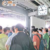 羅湖<br>近九時，大批乘客在月台呆等列車進站。（讀者提供）