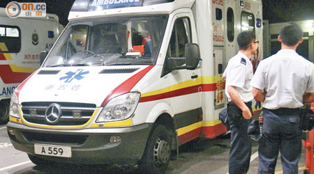 前線救護員要求消防處為救護車的流動終端機進行安全評估。（李少雄攝）