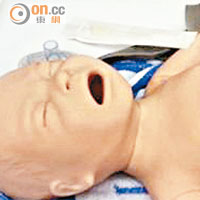 嬰兒模型可改裝為腸道外露的狀況，讓醫護人員學習處理。（伊利沙伯醫院提供）
