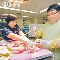 蕭僑樂（右）與護士示範搶救心跳和脈搏微弱的嬰兒。（梁鵬威攝）