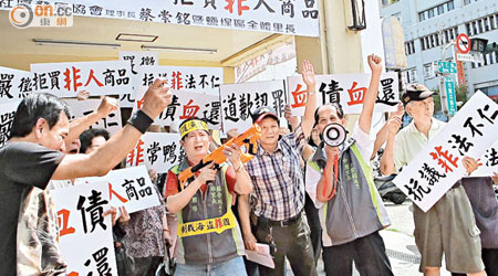 台灣漁民槍殺事件發生三個月後，菲政府即「跪低」道歉。