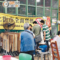 熟食中心當眼處雖掛有橫額提醒市民不准吸煙，惟煙民仍視若無睹。