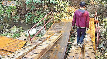 西貢澳頭村被人放置鐵橋，有村民擔心山澗疏導雨水能力受影響。