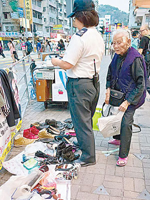 女職員踩着老婦售賣的一對鞋，阻止她收拾。 （互聯網圖片）