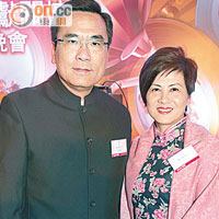 吳明珍丈夫陳榮濂支持更生事務多年，懲教署署長單日堅（左）同太太尋晚亦有到場支持。