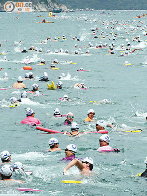 約二千二百名泳手到淺水灣泳灘參與三千呎長途泳賽，感受泳季來臨。（陳錦輝攝）