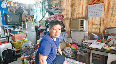 聽障人士王慶珍與七歲姪兒相依為命，同居於環境惡劣的板間房。（羅錦鴻攝）