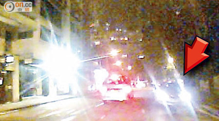 「車cam」攝到私家車（箭嘴示）逆線駛至險撞的士。（讀者提供）