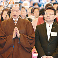 篤信佛教嘅潘宗光（左）雙手合十，相當虔誠。右為陳勇。