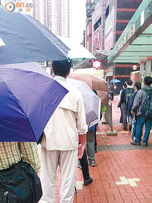 九巴安排被指失當，令部分乘客需冒雨候車。（讀者提供）