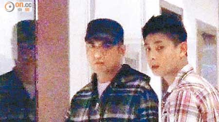李雨陽(左）在現場協助警方調查。（吳建明攝）