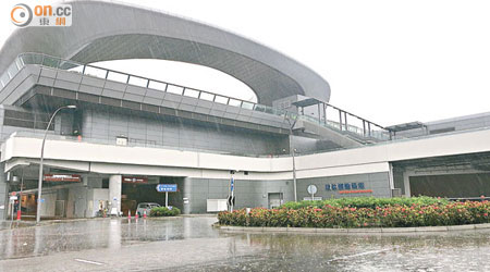香港郵輪碼頭啟用至今每遇豪雨均有不少滲水問題。（朱先儒攝）