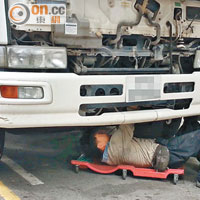 有重型車輛「光顧」流動車房，負責人即席進行維修。