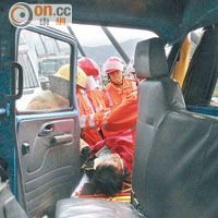 消防員將工程車上傷者救出送院。