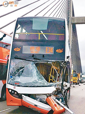 巴士左車頭劏開，車長受傷，乘客幸無恙。