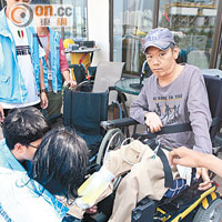輪椅使用者在登機前，需由義工協助移往另一輪椅。