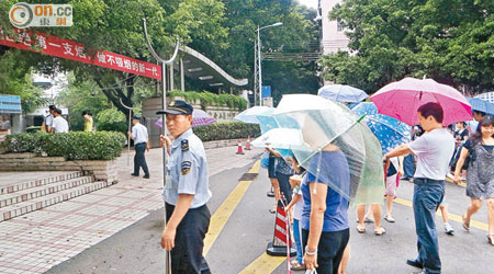 深圳去年九月接連發生綁架兒童案後，多間學校加強保安工作。（資料圖片）