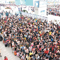 眾多乘客在深圳北站排隊退票。（中新社圖片）