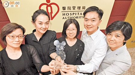 器官移植聯絡團隊獲醫管局傑出團隊獎。（何天成攝）