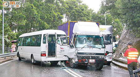 荃錦公路三車串燒，貨車慘變「三文治」。（黃永健攝）