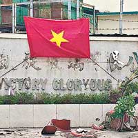 有公司在廠外掛起越南國旗自保。（互聯網圖片）