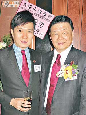 「香港微電影之父」何緯豐（左）將去山西拍攝微電影參賽，胡曉明（右）抽出兩小時向隊員傳授提升心理質素心得。（嚴少阡攝）